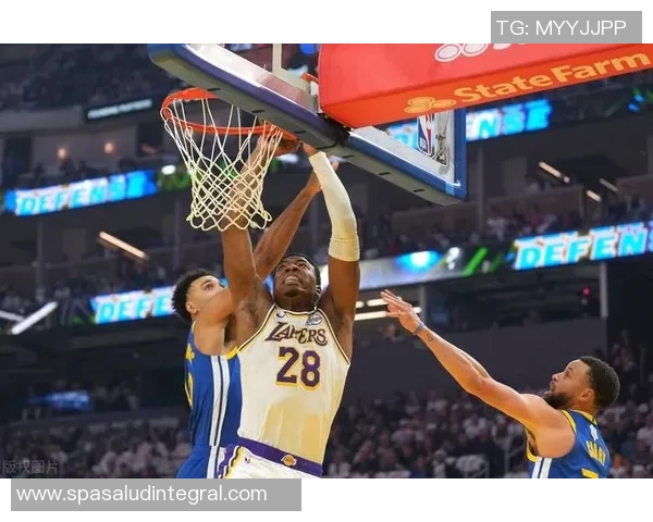 库里手感火热助力勇士连胜,三连胜斩落湖人 库里手感火热助力勇士连胜,三连胜斩落湖人