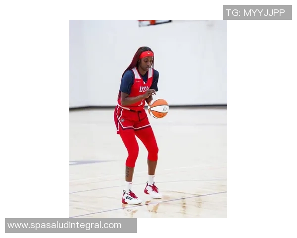 库里随队抵达洛杉矶参加明星周末活动 库里随队抵达洛杉矶参加明星周末活动