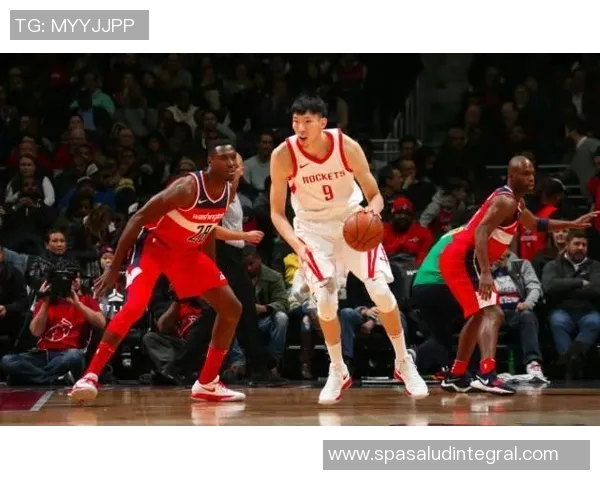 周琦加盟火箭首次出现NBA赛场，引发球迷热议